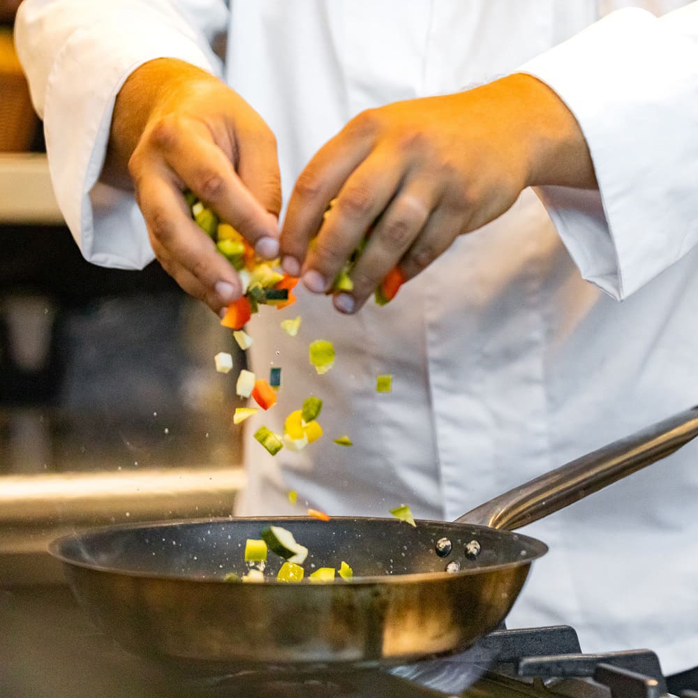 Koch bei der Zubereitung von Essen