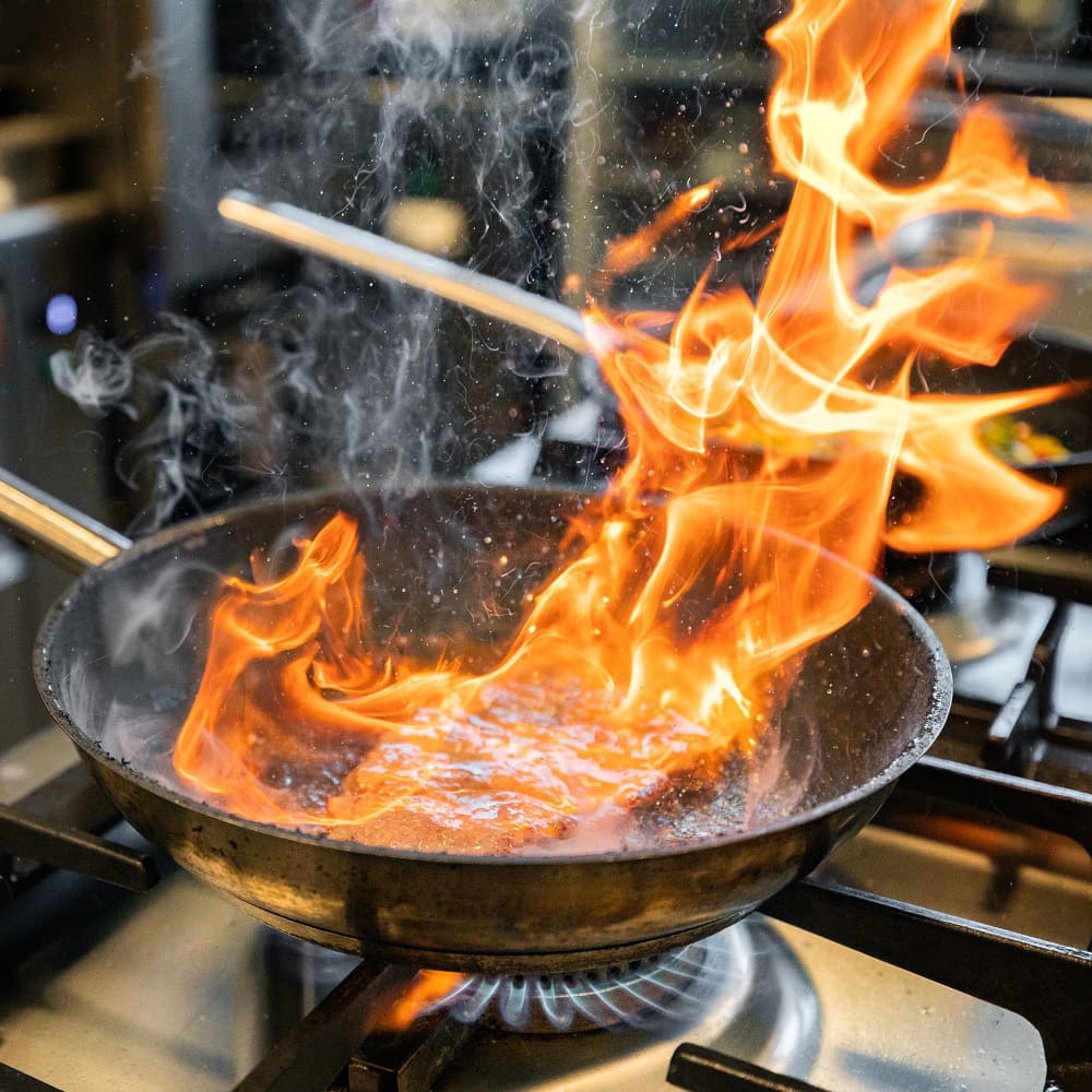 Koch bei der Zubereitung von Essen