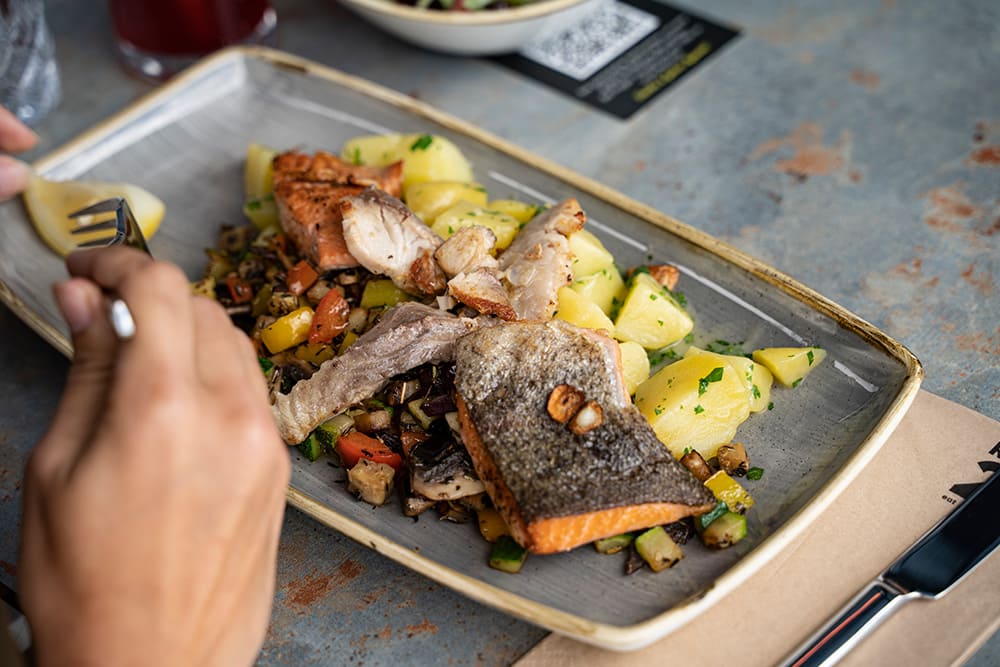 Ansicht eines Gerichts mit Fisch